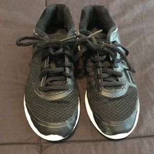 Boys Black Fila Sneakers Size 2 Youth Shoes